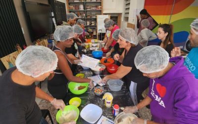 Oficina de cookies agita voluntárias e assistidas da Casa Neon Cunha