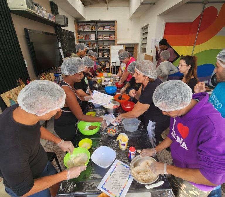 Oficina de cookies agita voluntárias e assistidas da Casa Neon Cunha