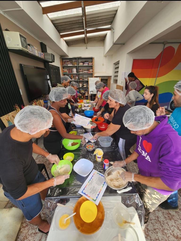 Voluntários realizando a oficina de cookies na Casa Neon/Foto Divulgação