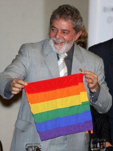 Presidente Lula com a bandeira do símbolo do movimento LGBTQIA+.